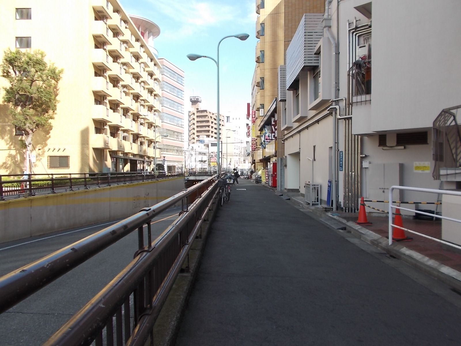 小山第2ビル前面の歩道