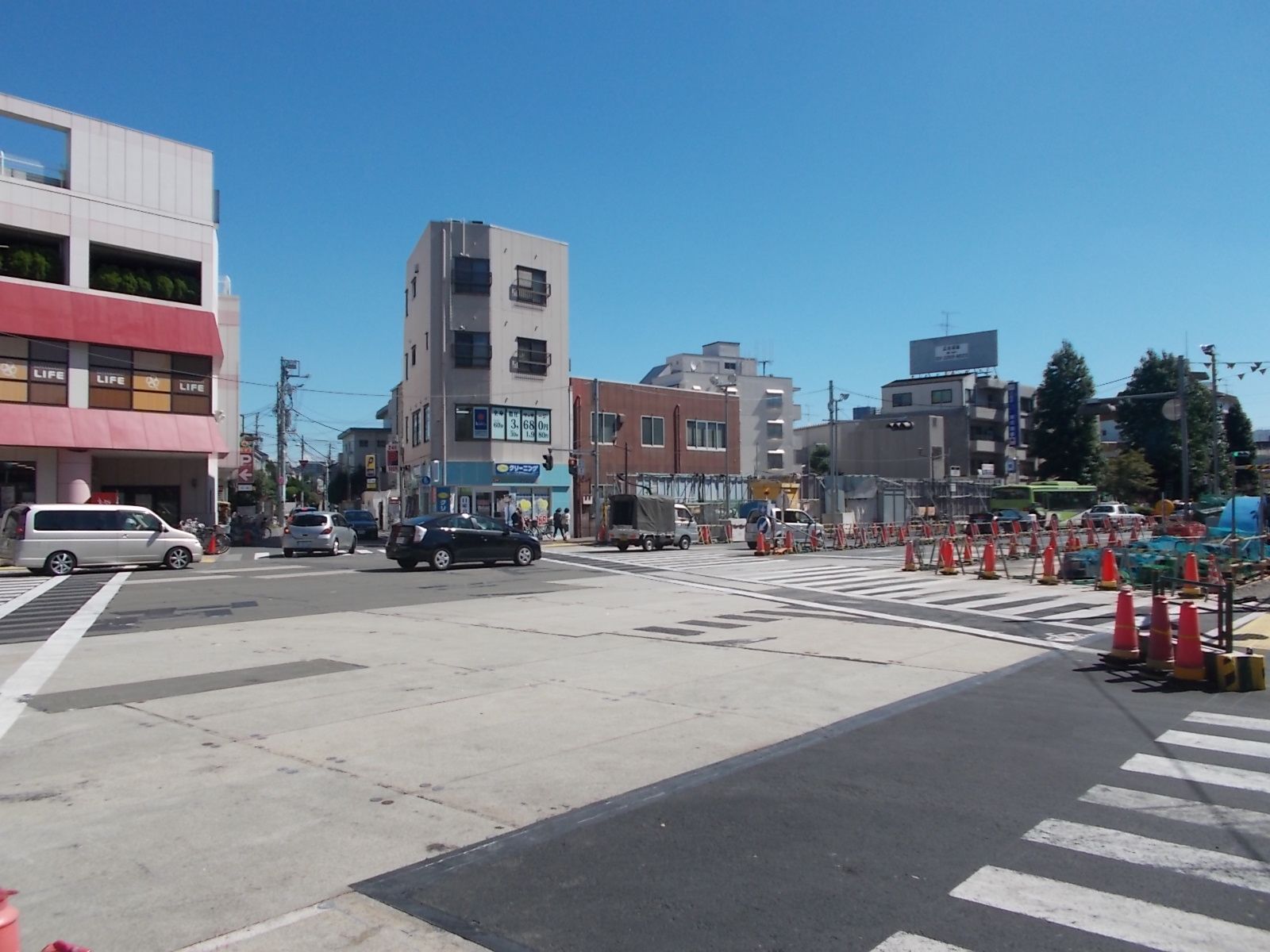 カーサプリマ前面の通り