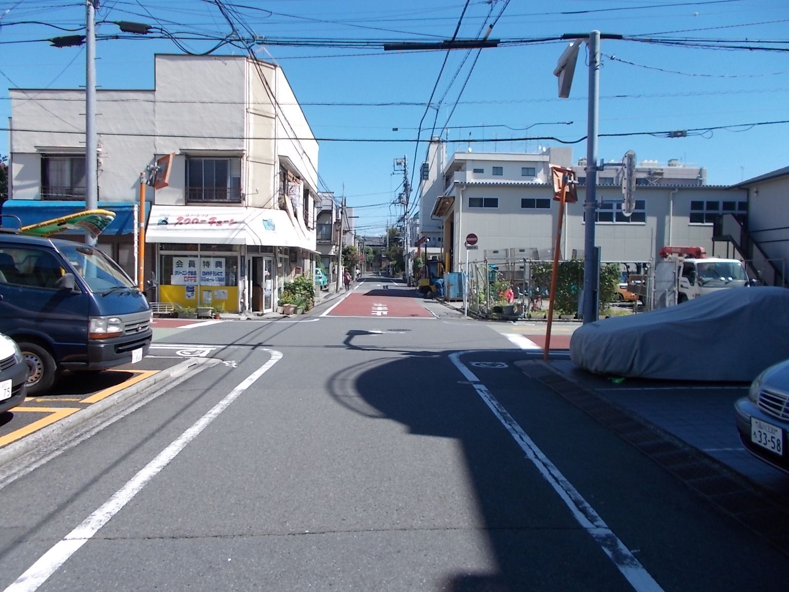 ビル前面の通り