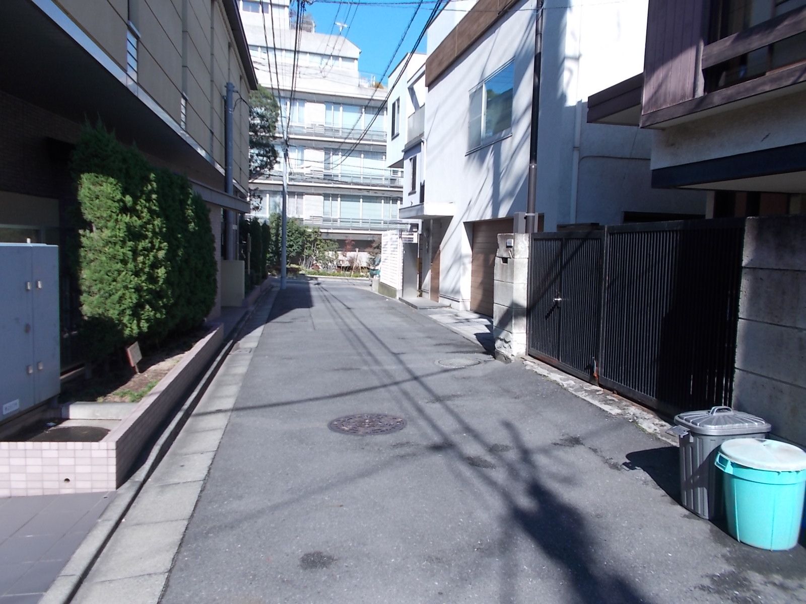 白根ハウスビル前面の通り