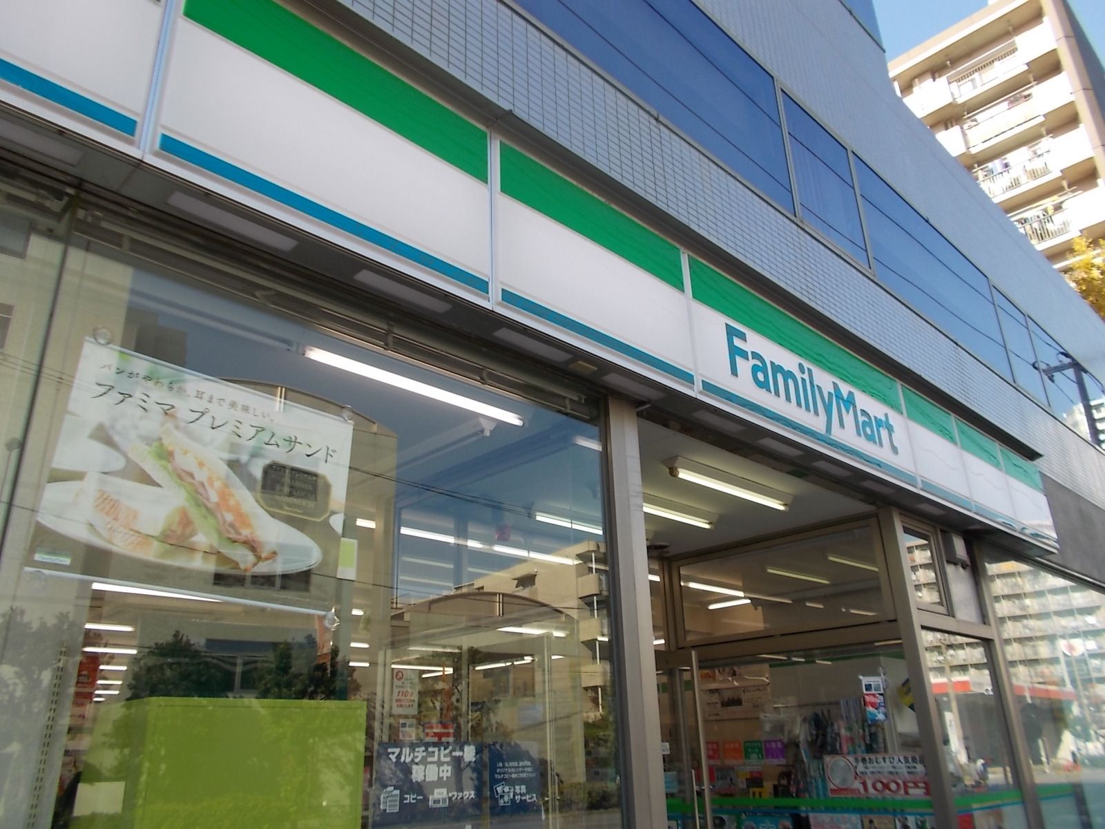 通りを挟んだ向かいにあるコンビニ