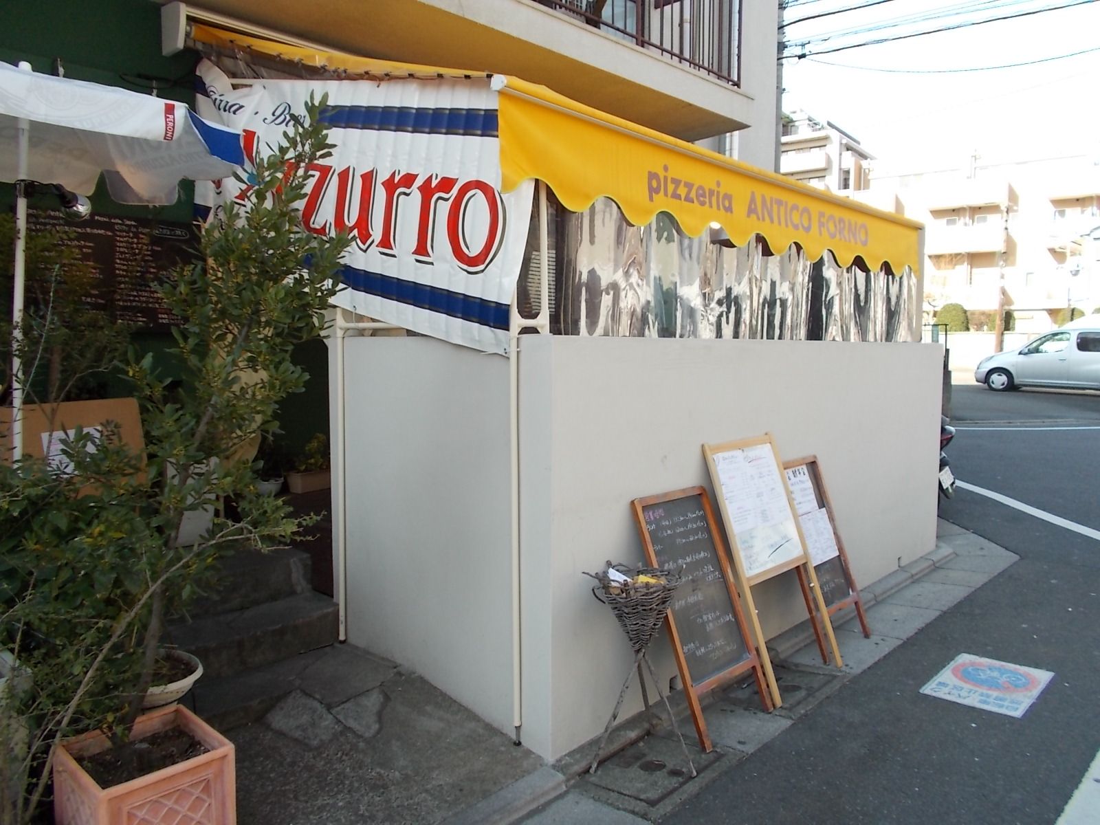 向かいにあるレストラン