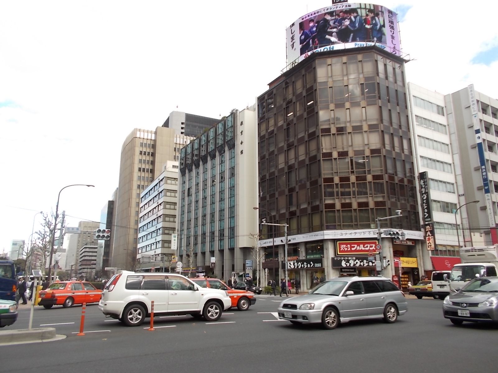 西新橋交差点向かい