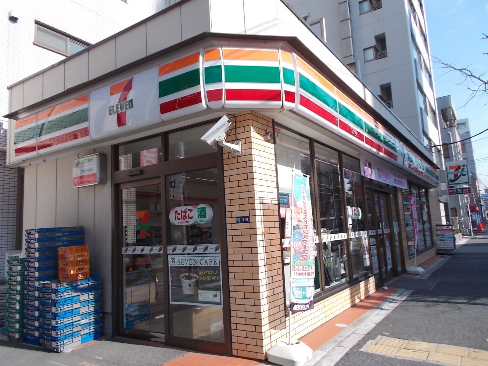 道路反対側にコンビニ有