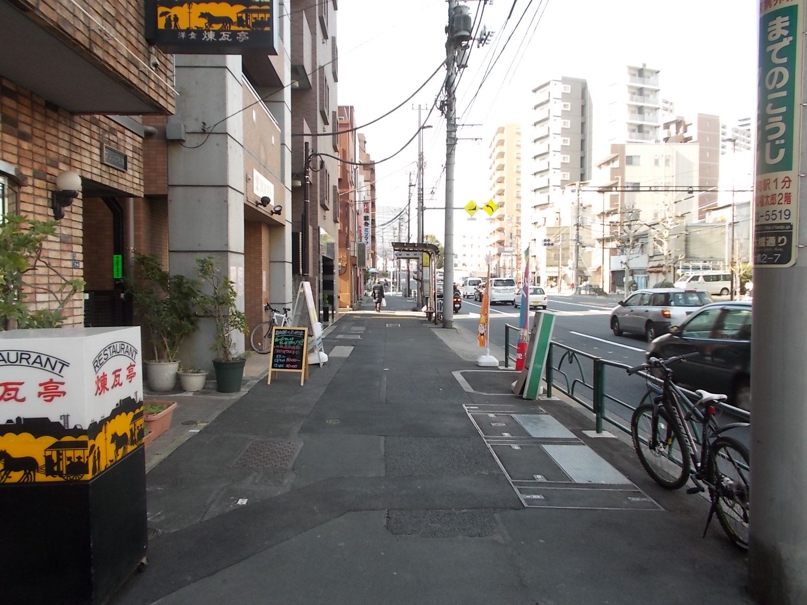 ブリックイシクラ前面の通り