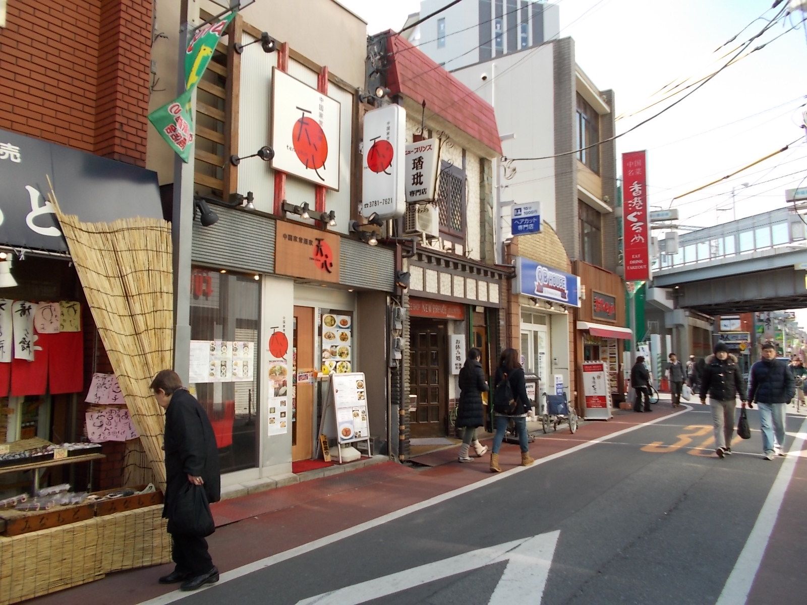 ビル周辺は飲食店が豊富なエリア