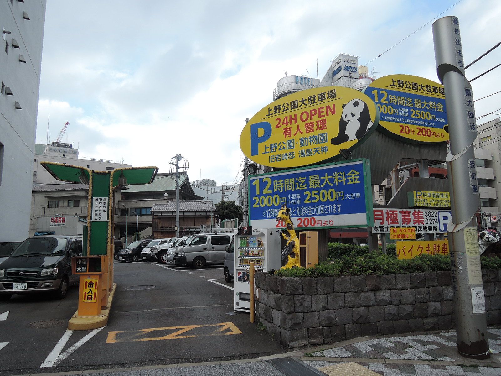 通りを隔てた目の前にある月極駐車場