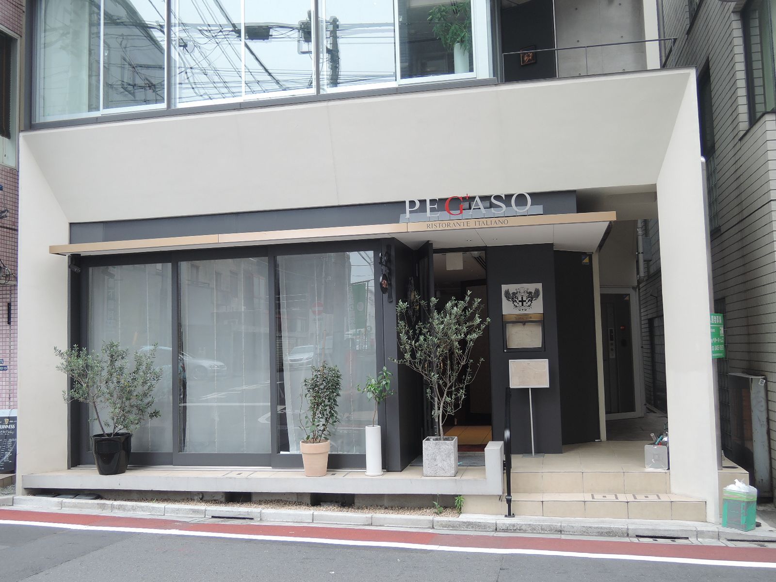 ビル隣の飲食店