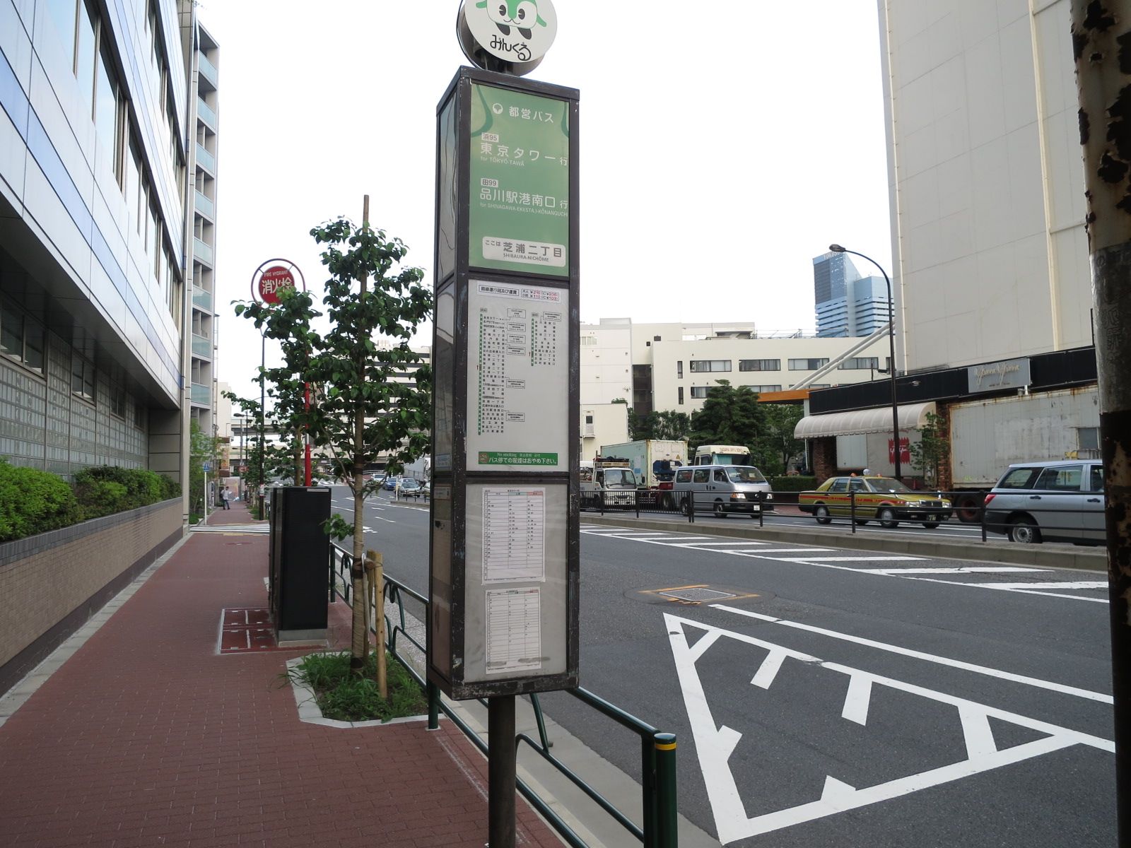 通り沿いのバス停