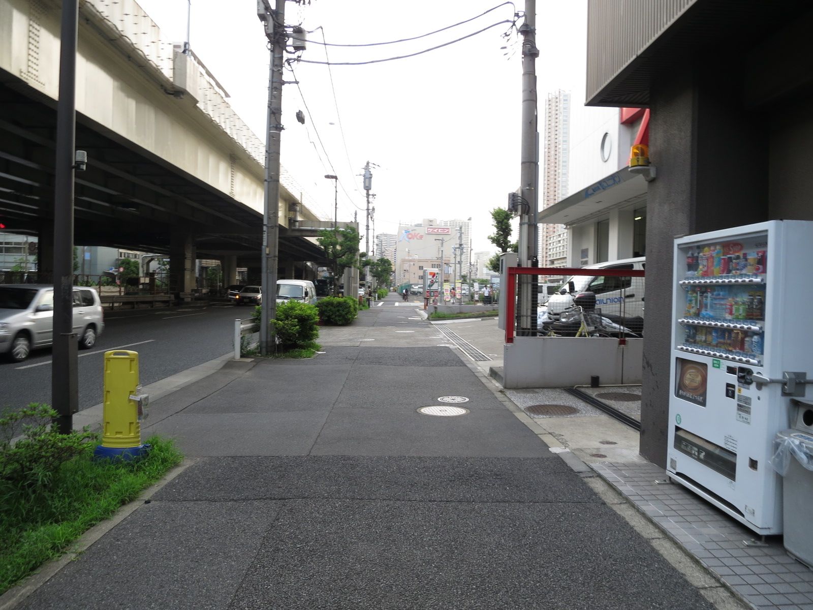 芝浦日進ビル本館前面通り