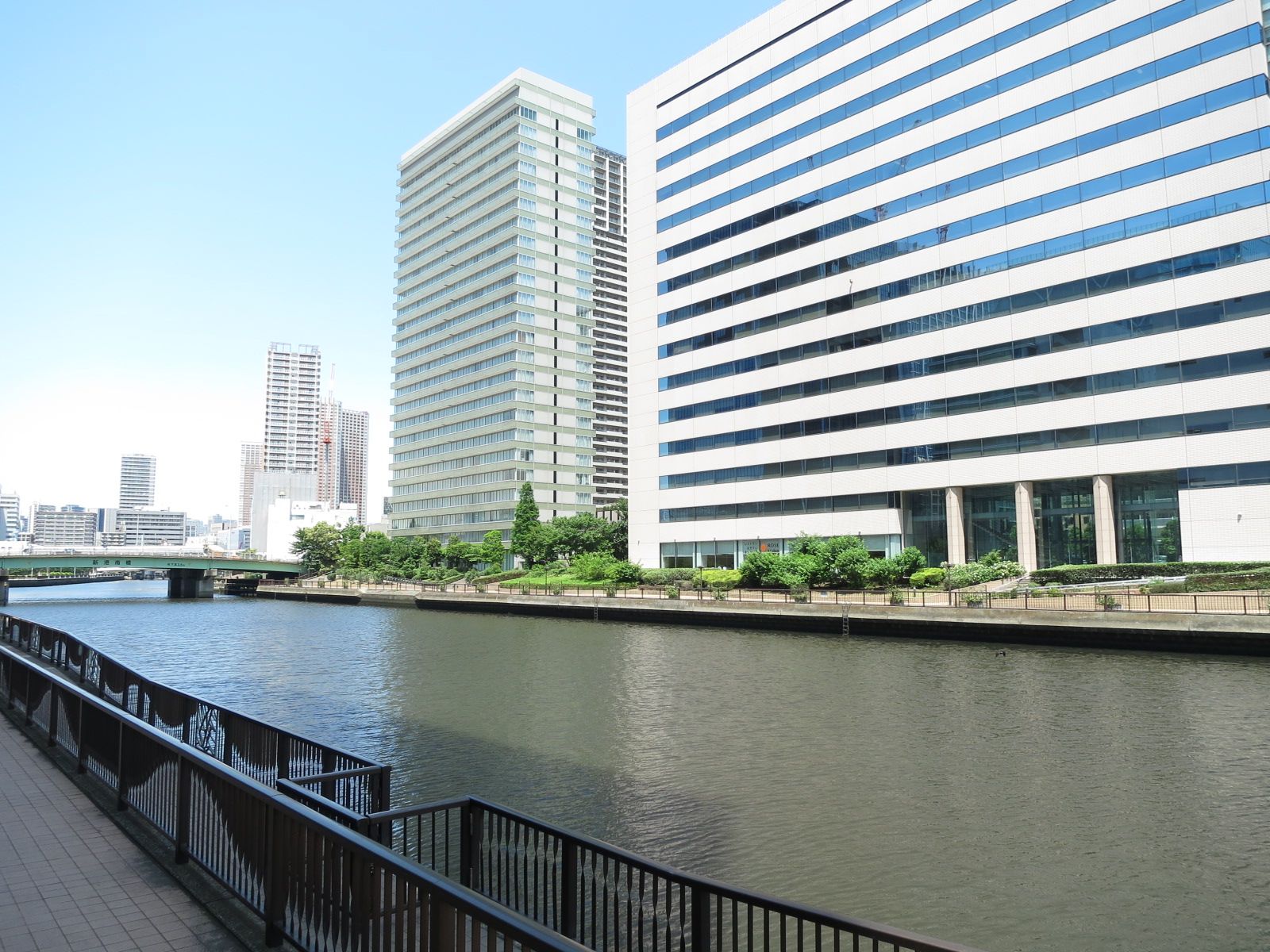 ビル裏手には芝浦運河