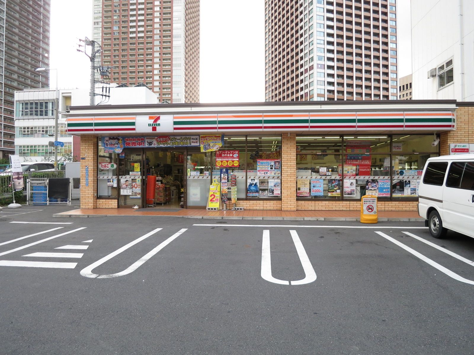 歩いて数分のコンビニ