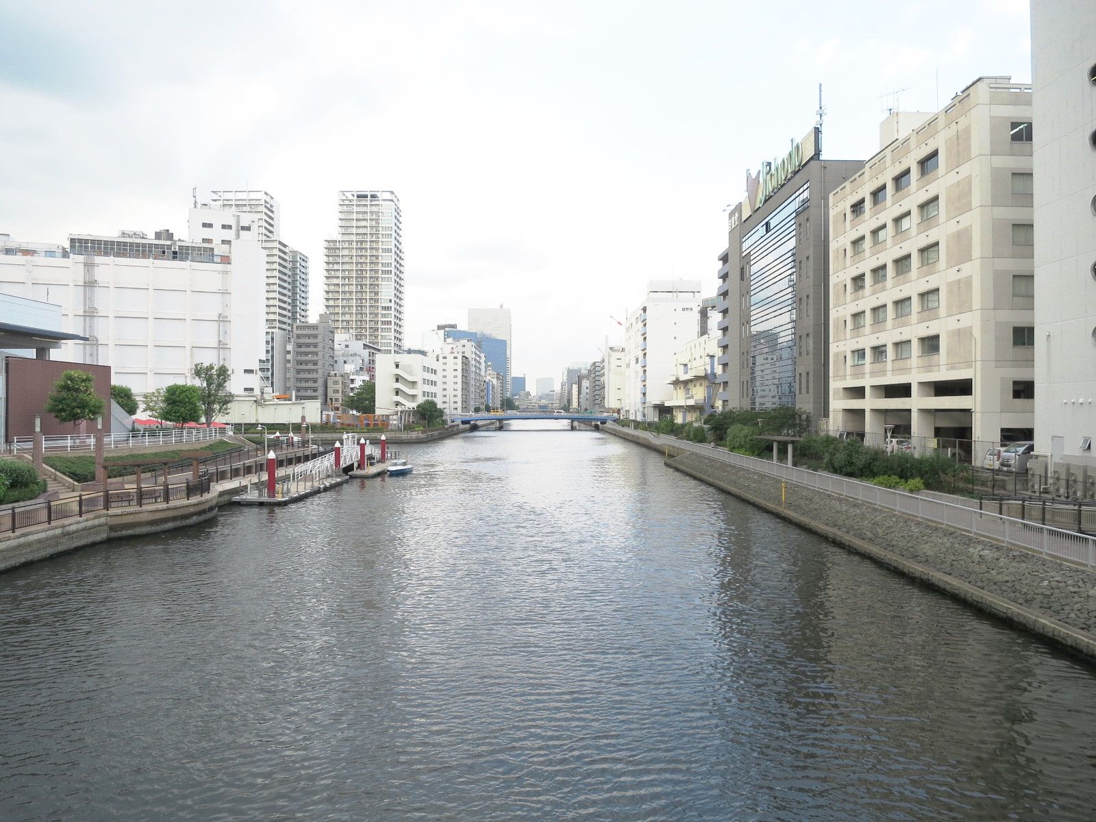 オフィス裏手には芝浦運河