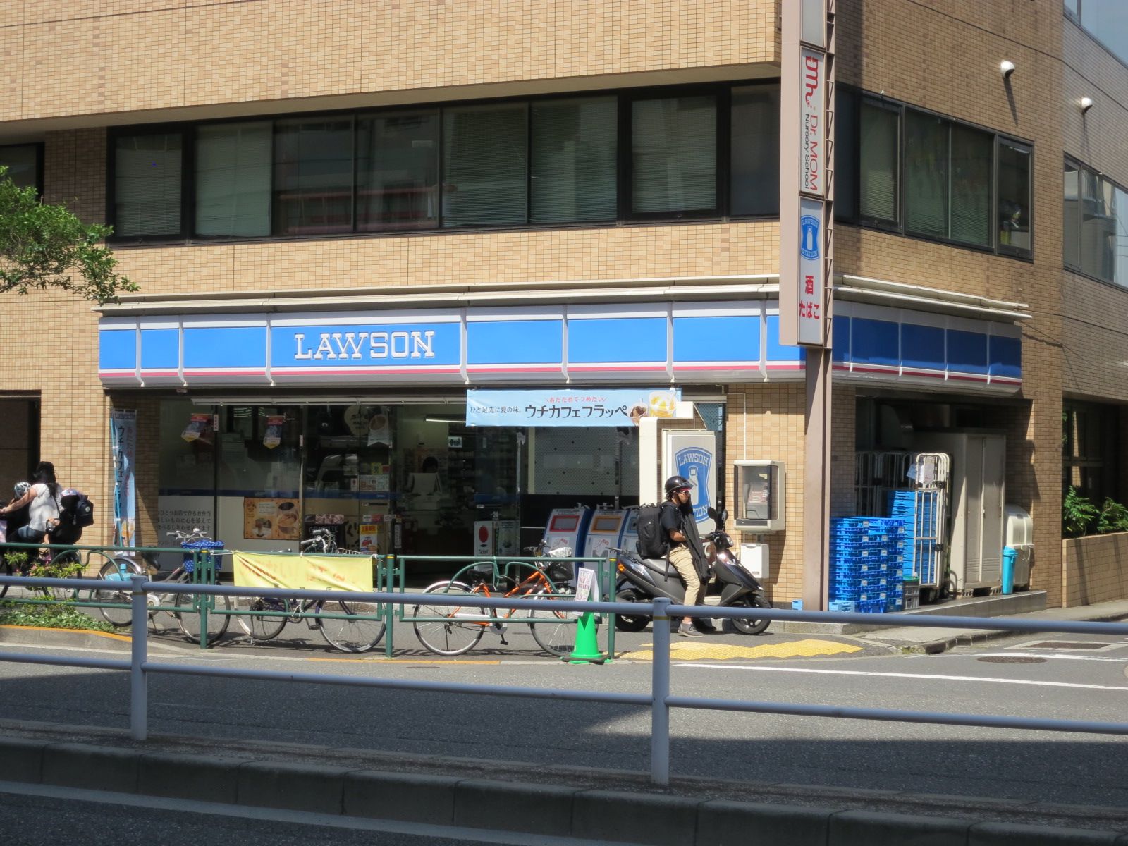 至近のローソン四谷左門町店