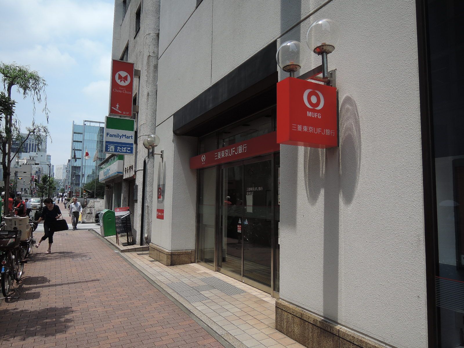 周辺には銀行も多い
