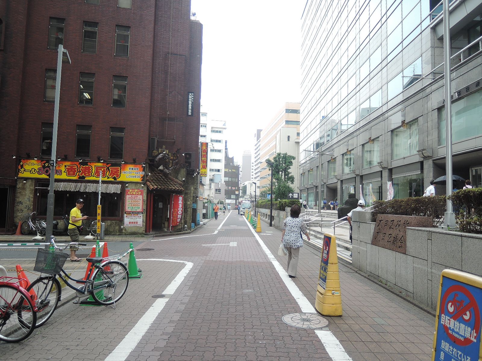 ビル裏手の小通り