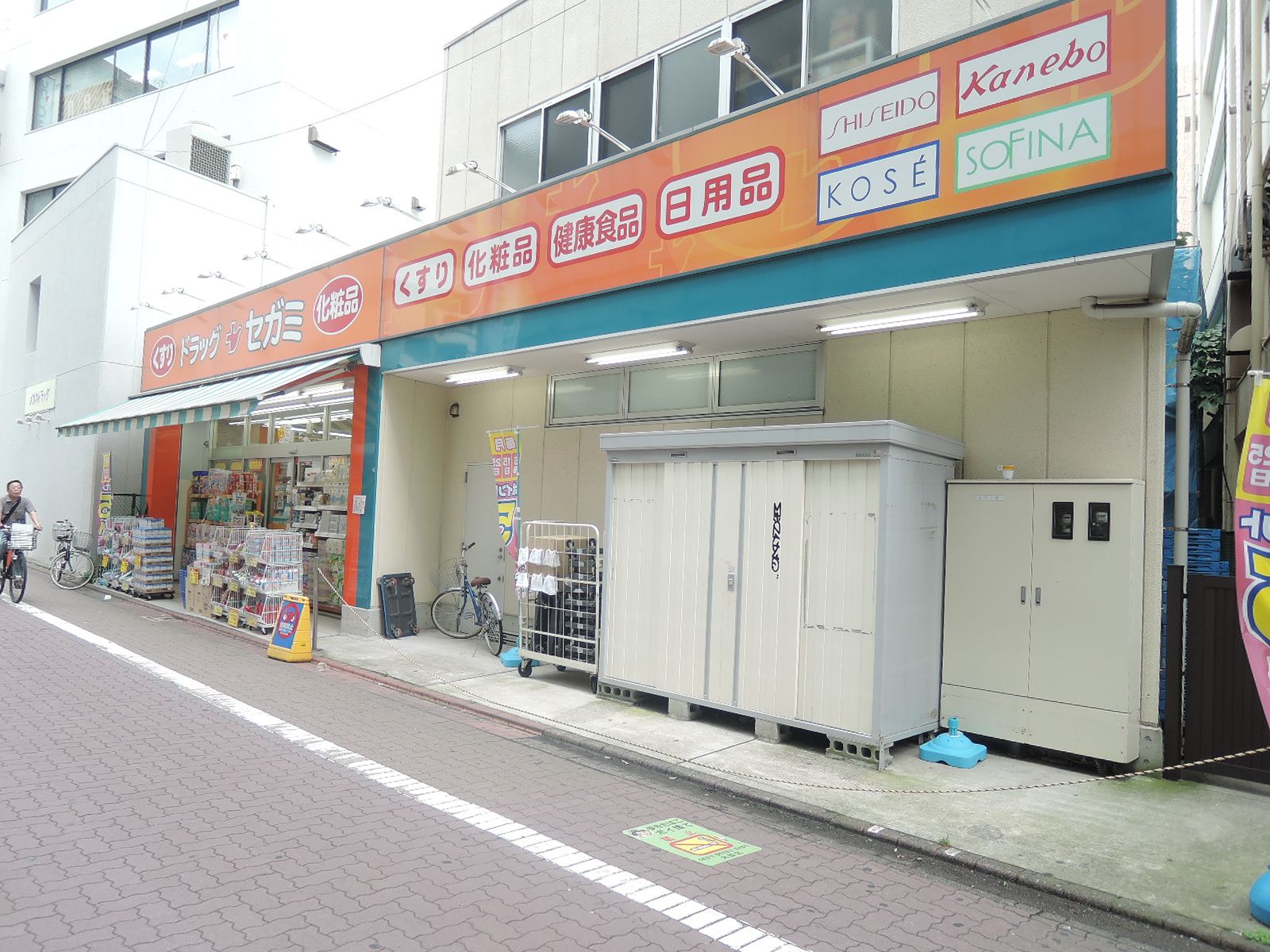 隣接ビルにはドラックストア