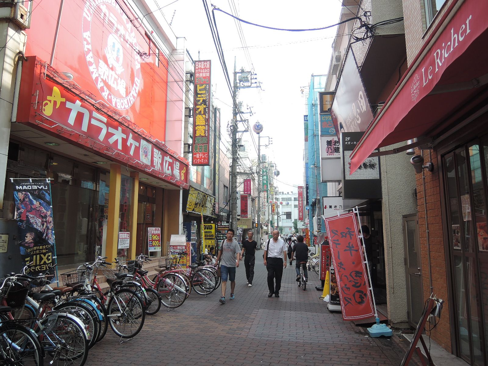 周辺は飲食店や娯楽施設が多数ある賑やかな雰囲気