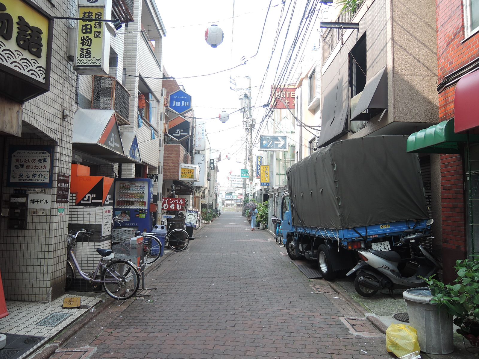 オフィスビル前面の通り