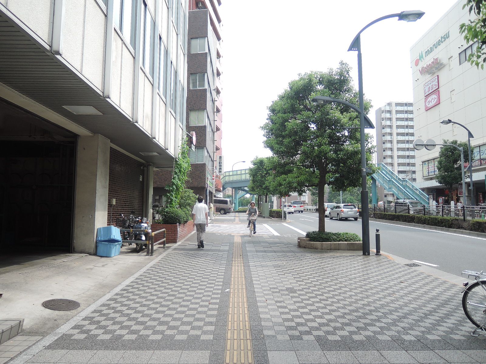 蒲田佐藤ビル前面の歩道