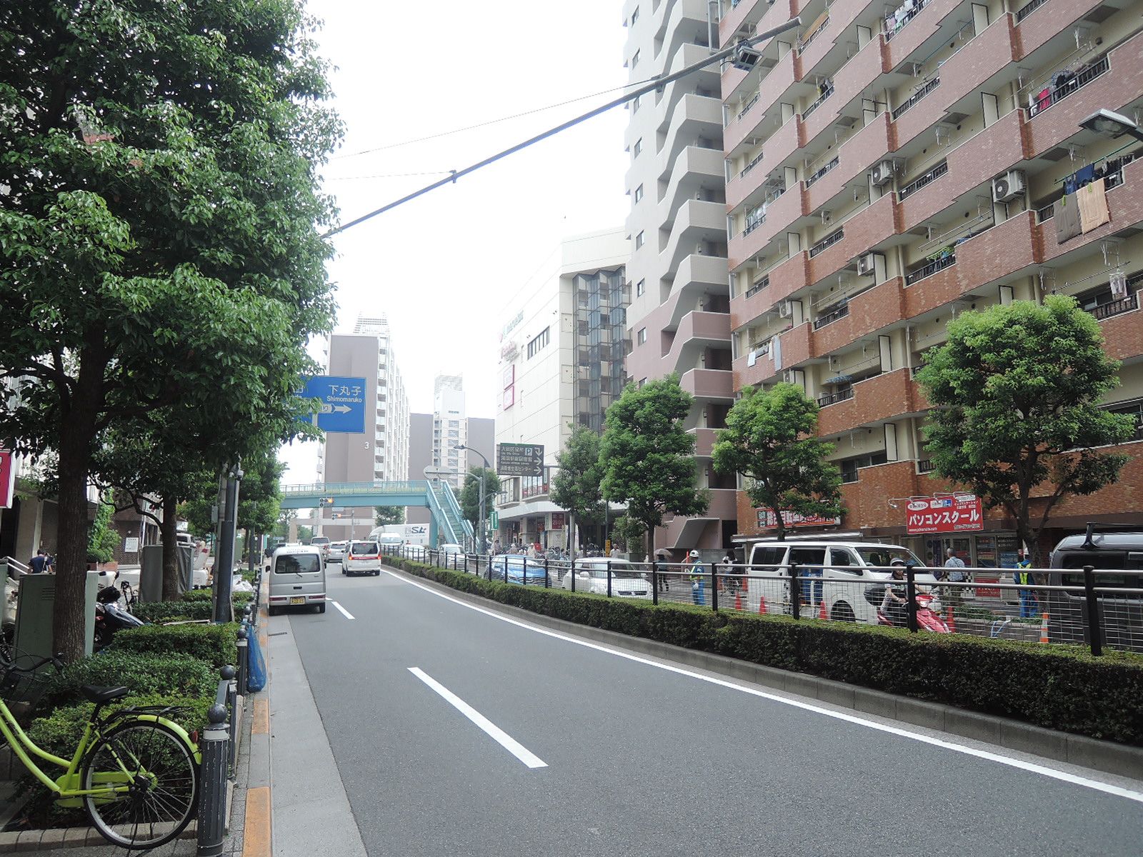 オフィスビル前面の通り