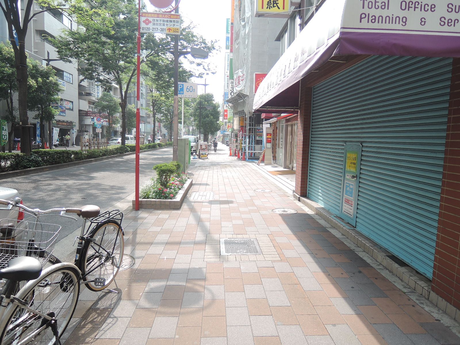 KUビル前面の歩道