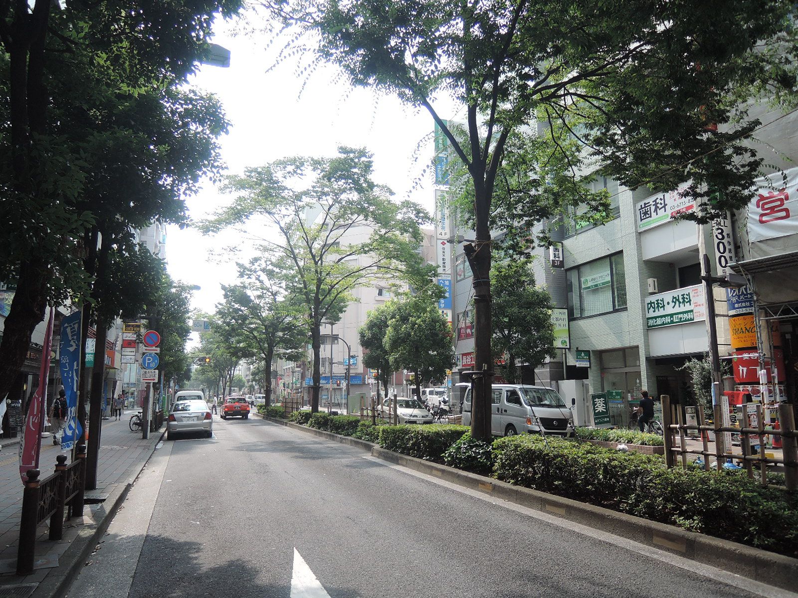 オフィスビル前面の通り