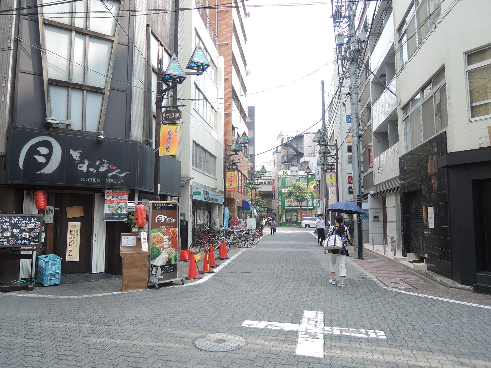ビル裏手のクロス通り商店会には複数の飲食店が並んでいます