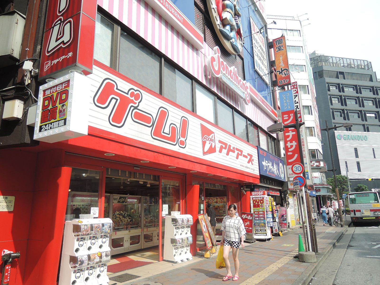 隣接ビルはゲームセンターやカラオケなどの娯楽施設が入居中