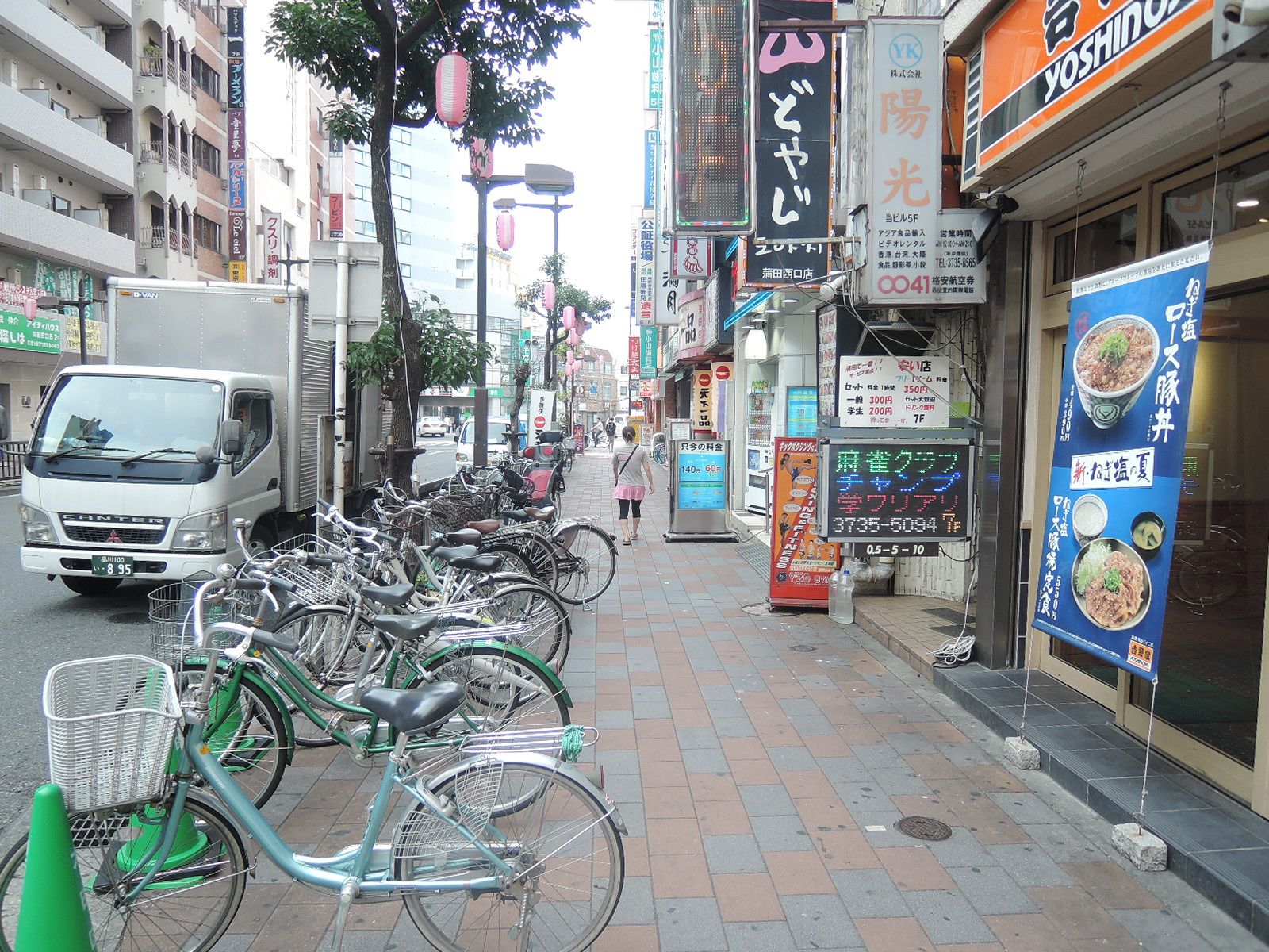 ビル前面の歩道