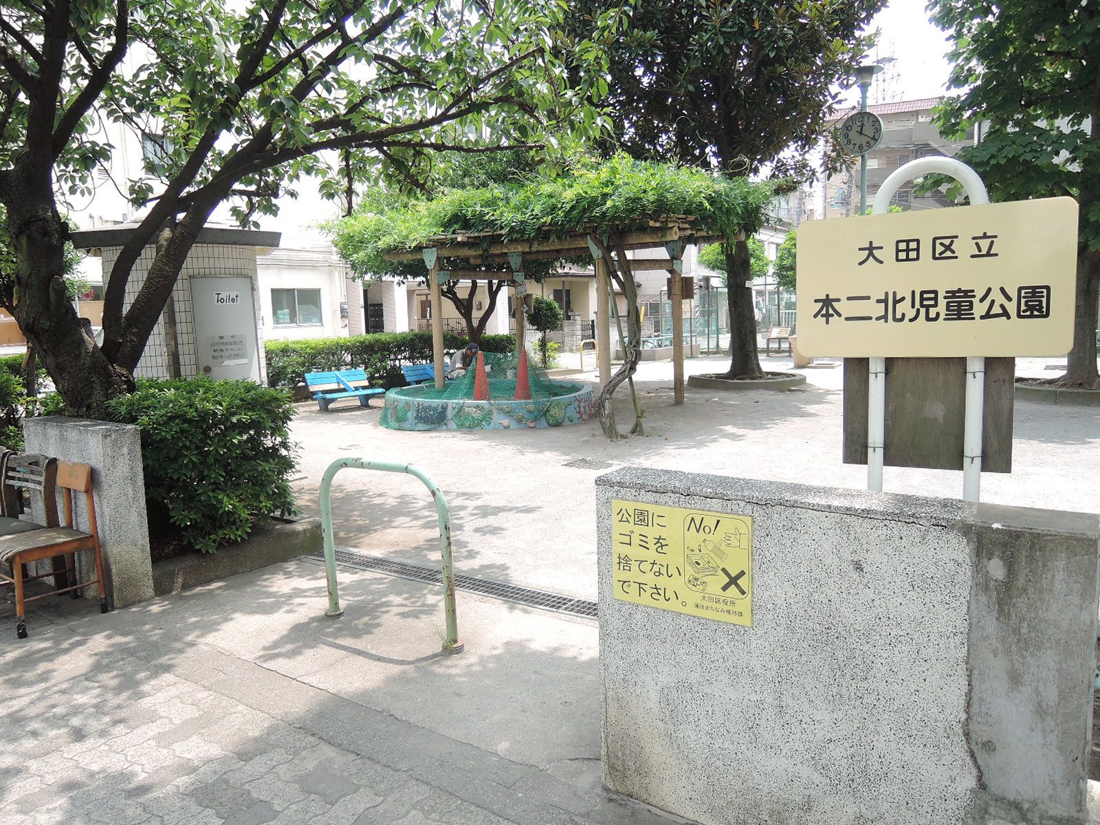 付近にはコンビニがあり