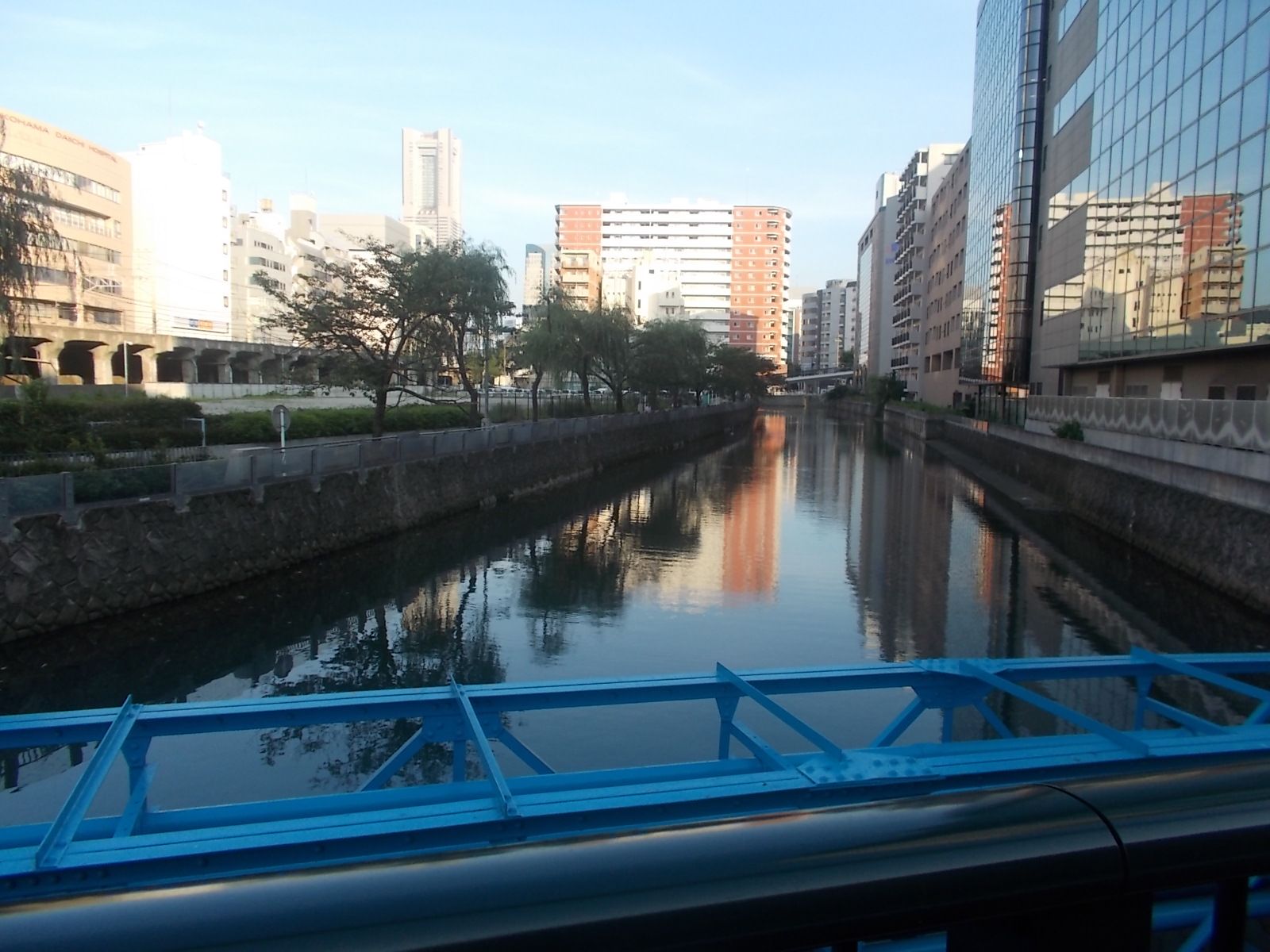 前面を流れる川