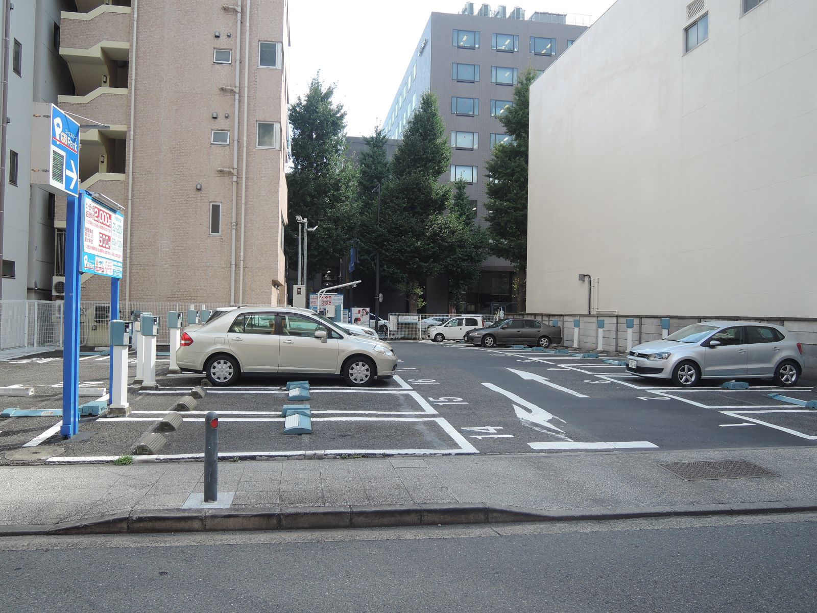 隣は駐車場