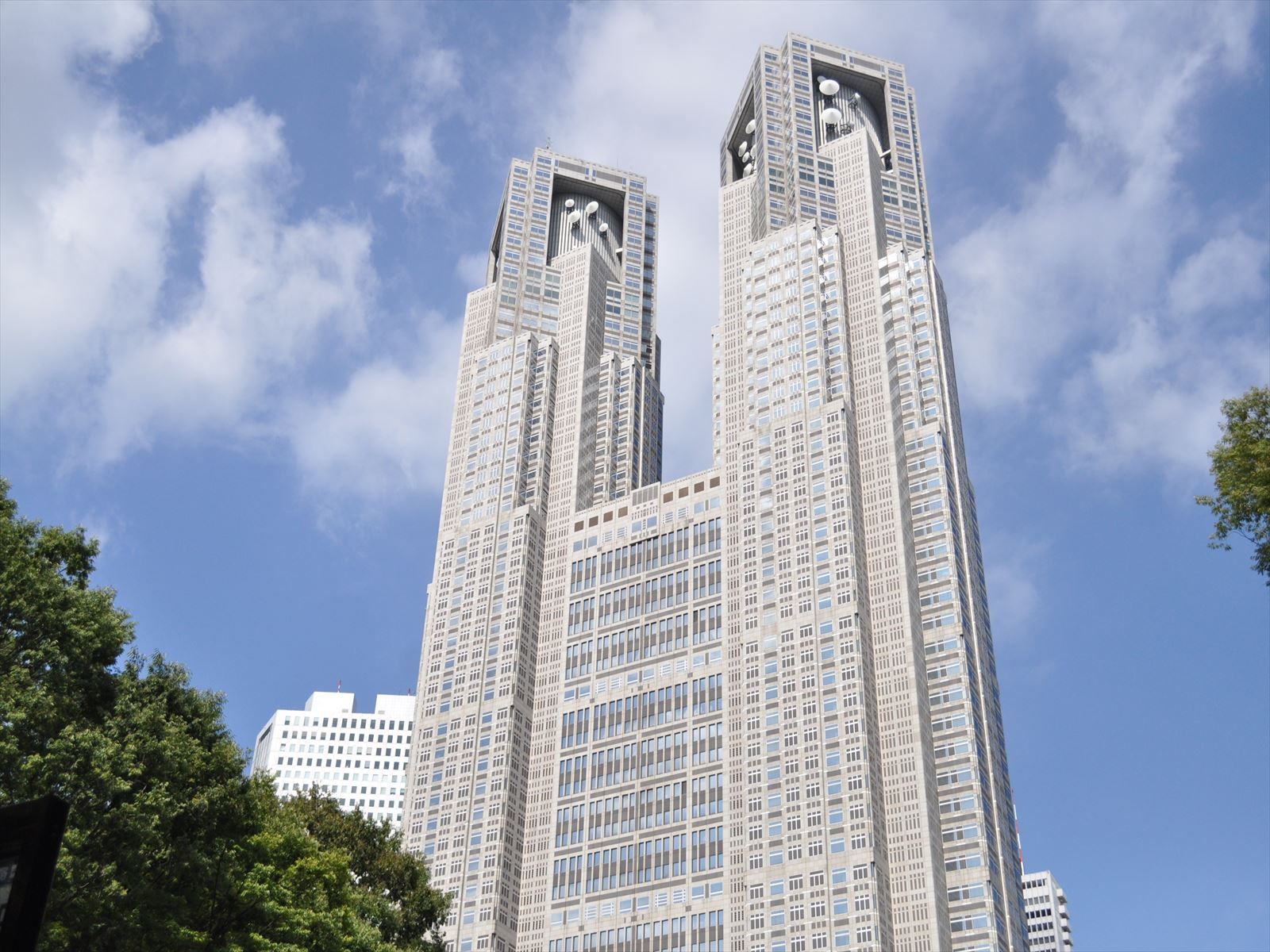 近くの新宿都庁