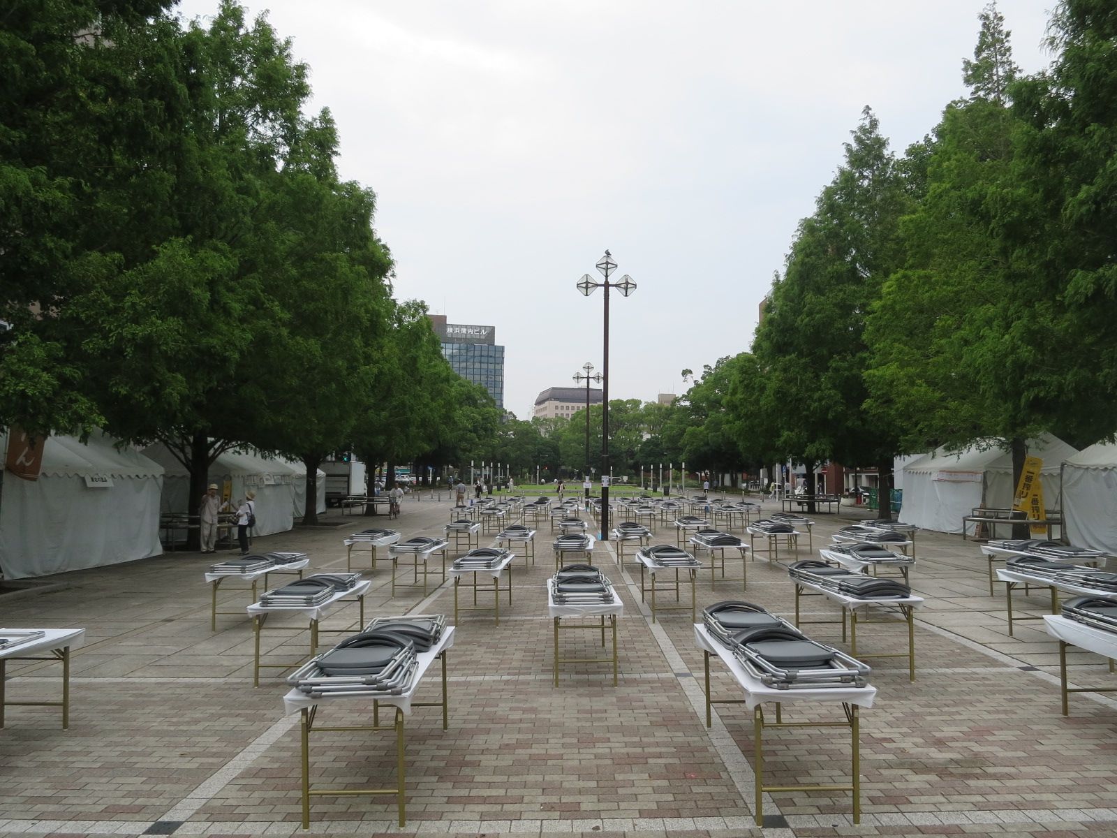 目の前の広場