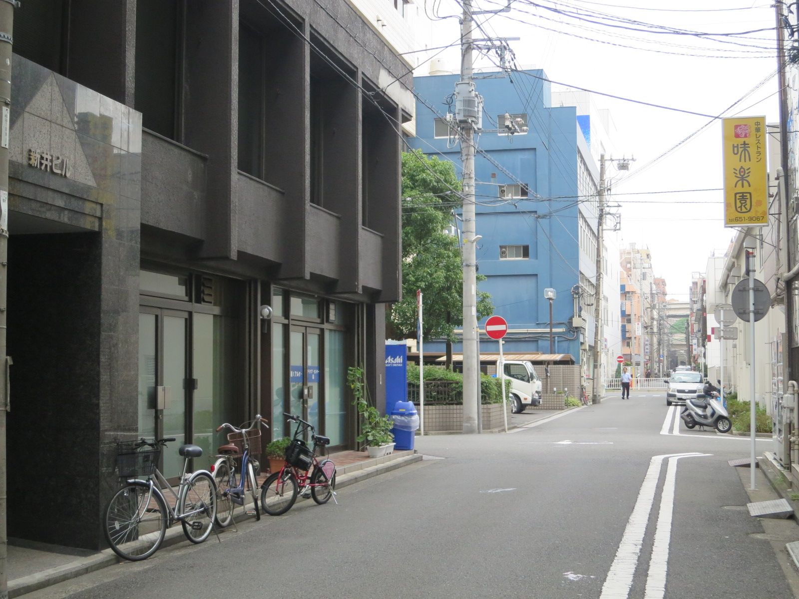 住宅や小規模オフィスが並ぶ