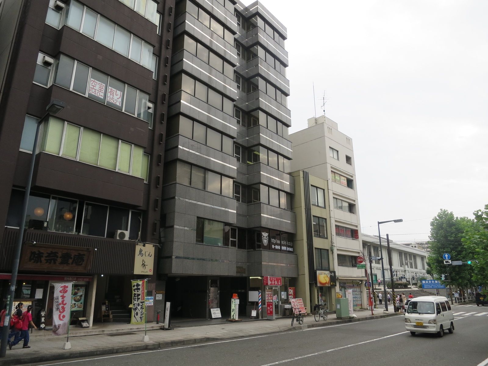第1HBビル前面の通り