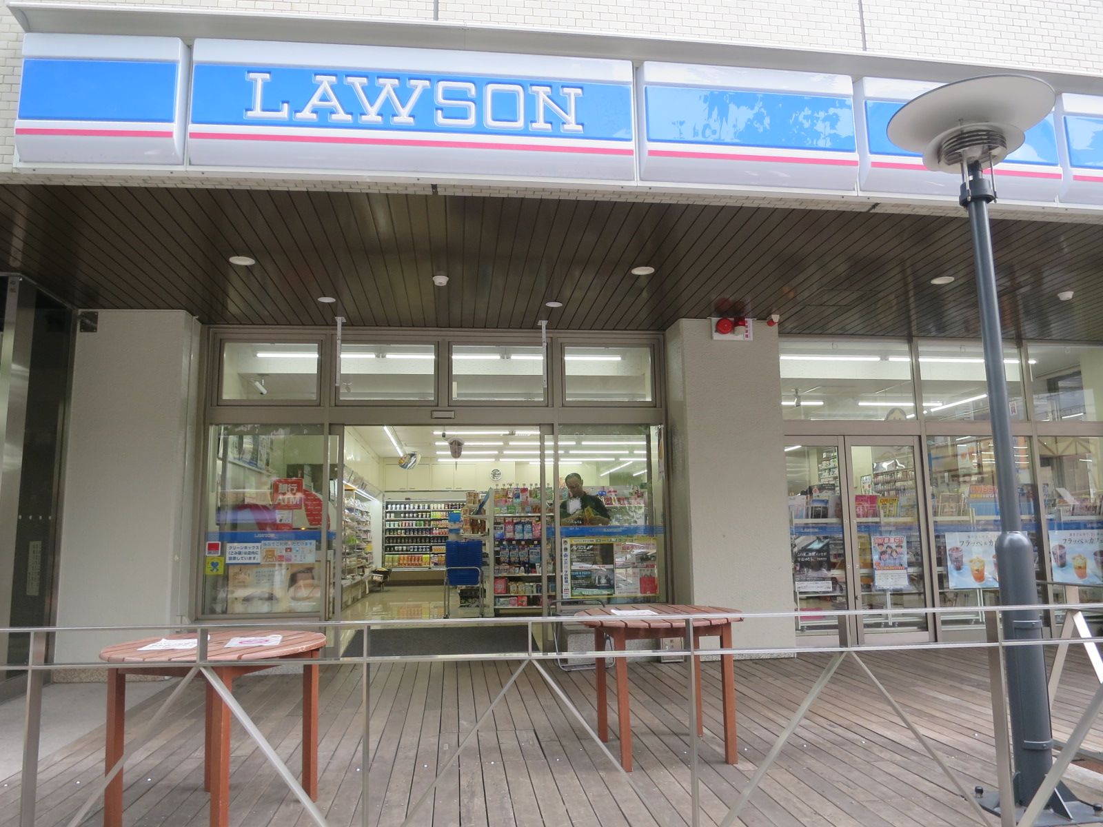 徒歩1分のローソン横浜不老町1丁目店
