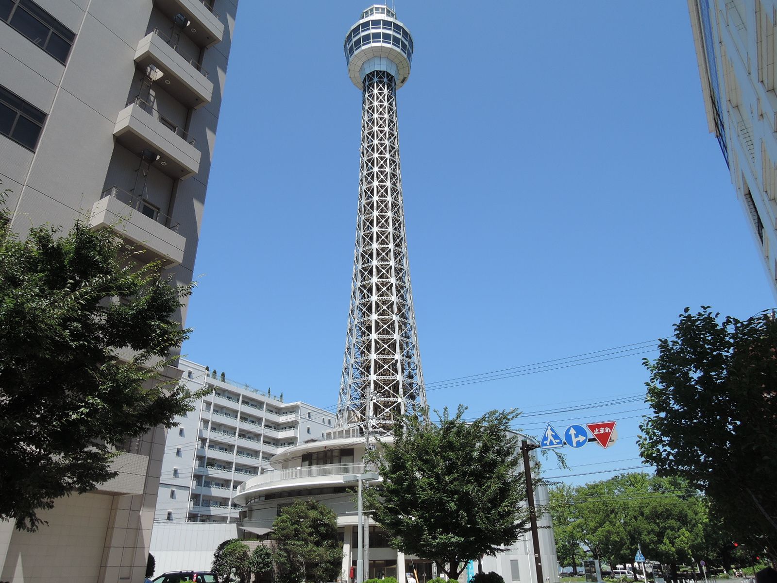 付近の横浜マリンタワー