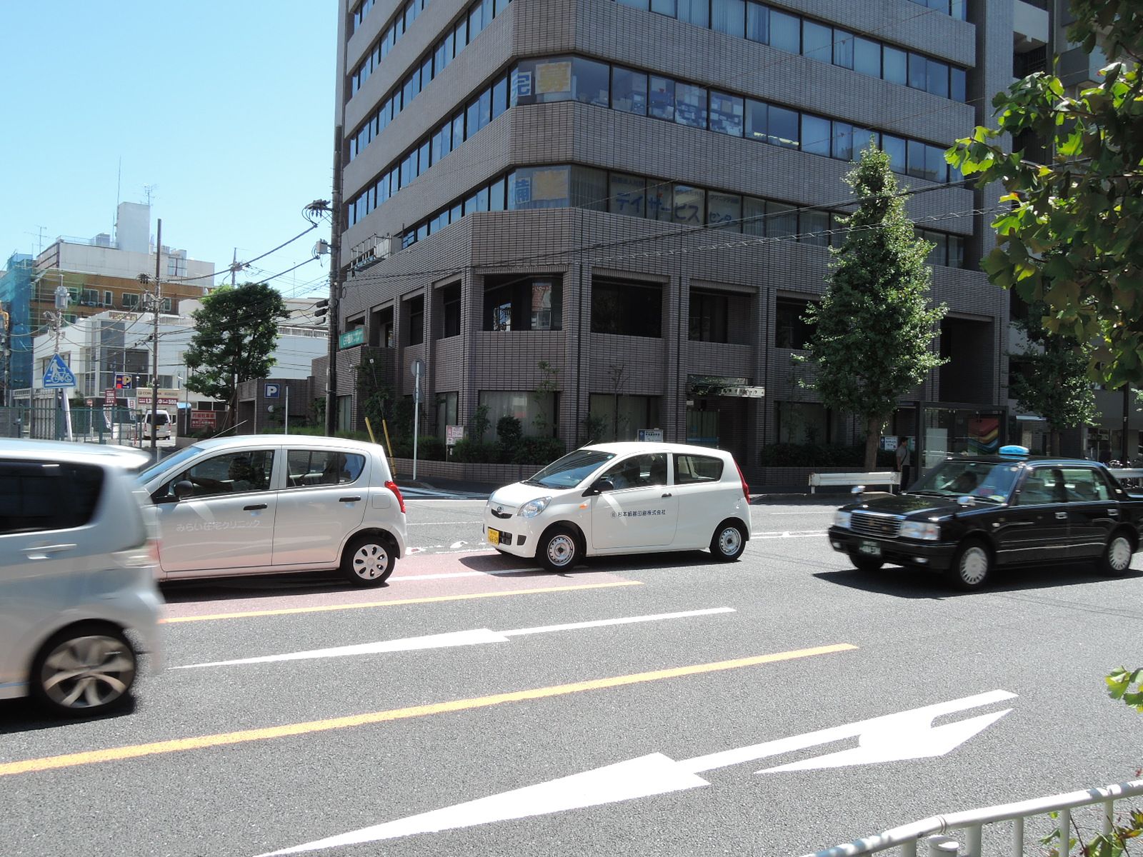 開放的な前面車道
