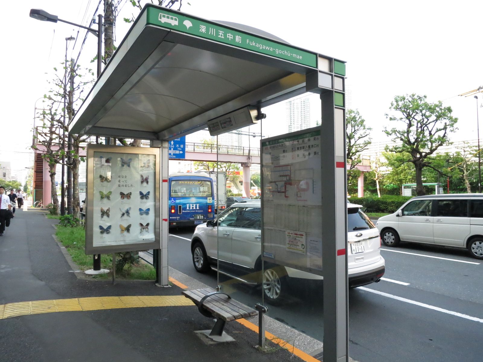 目の前にあるバス停「深川五中前」