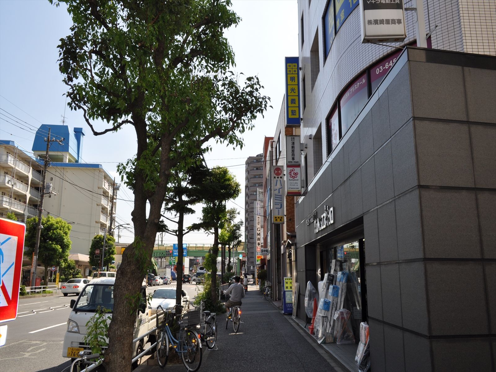 オフィスビル前面の歩道