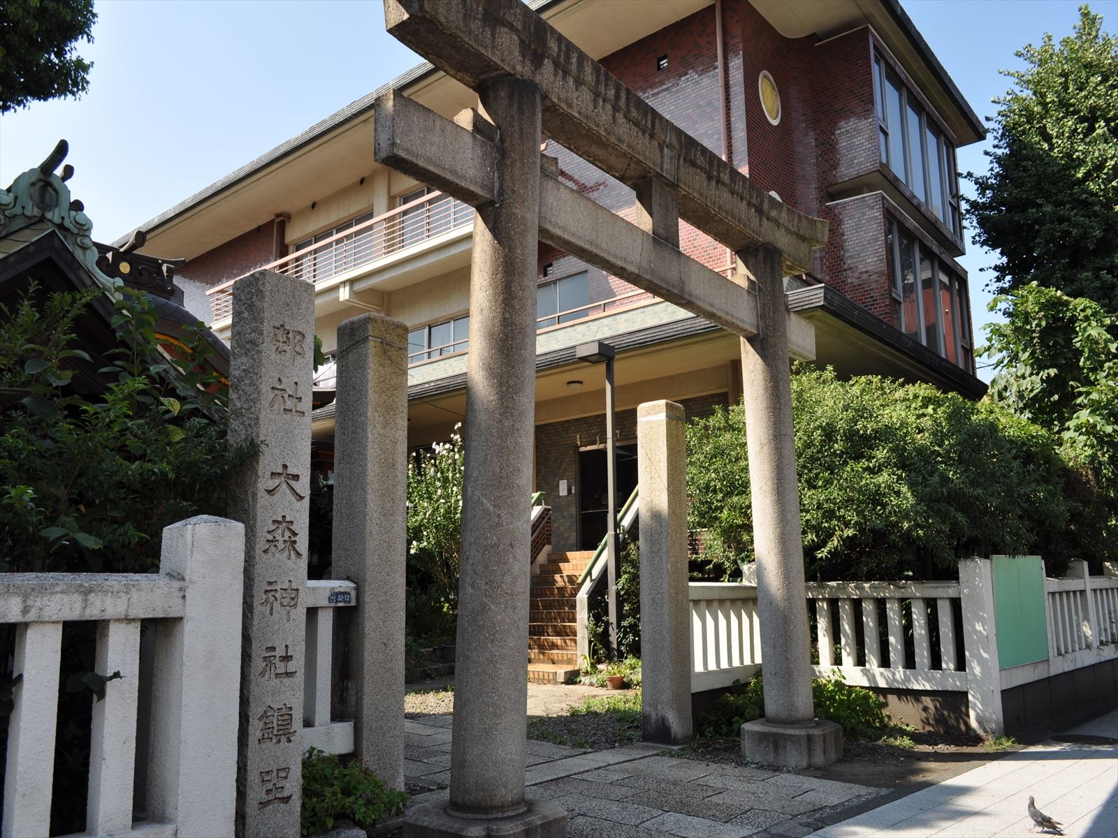 大森神社の隣