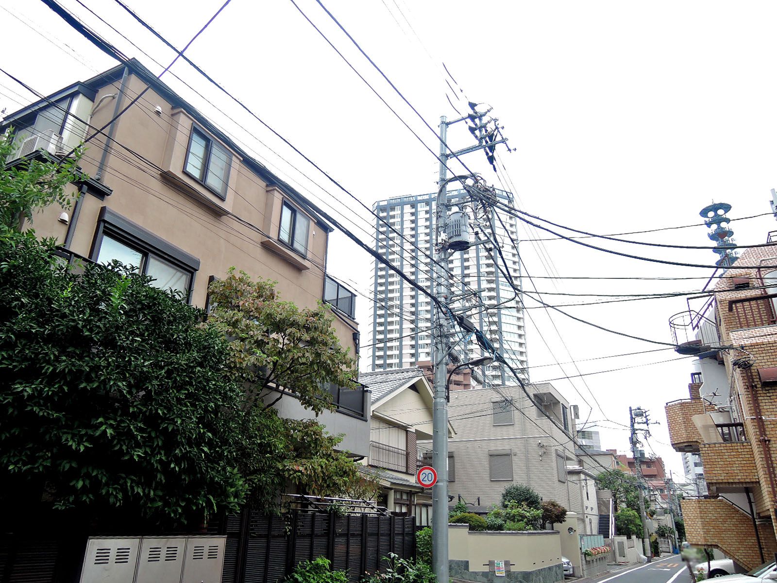 周囲は閑静な住宅街