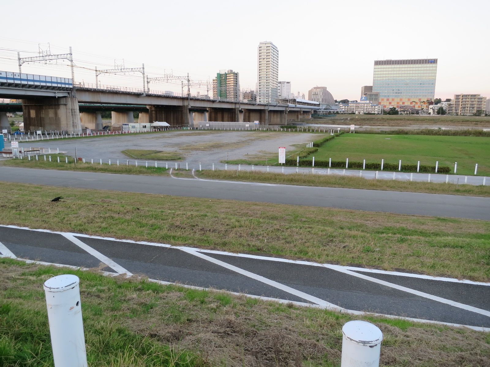オフィスビル向かいの多摩川