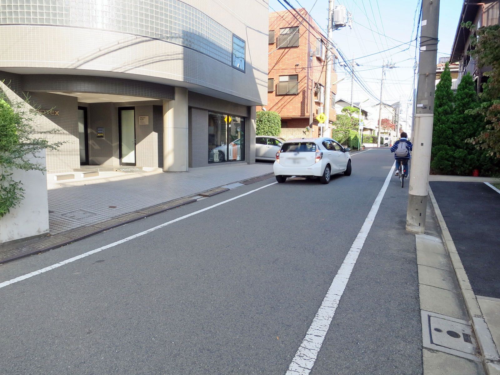 プロテックスビル前面の通り