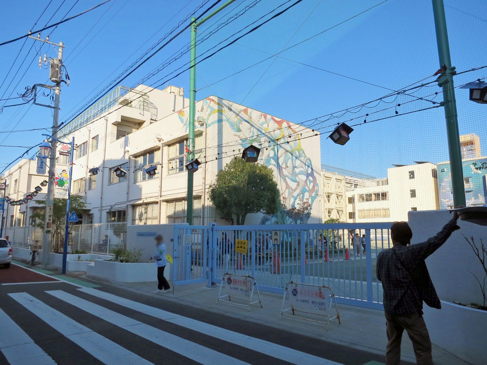 裏手にある小学校