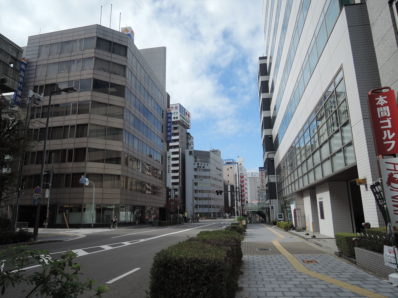 オフィスビル前面道路