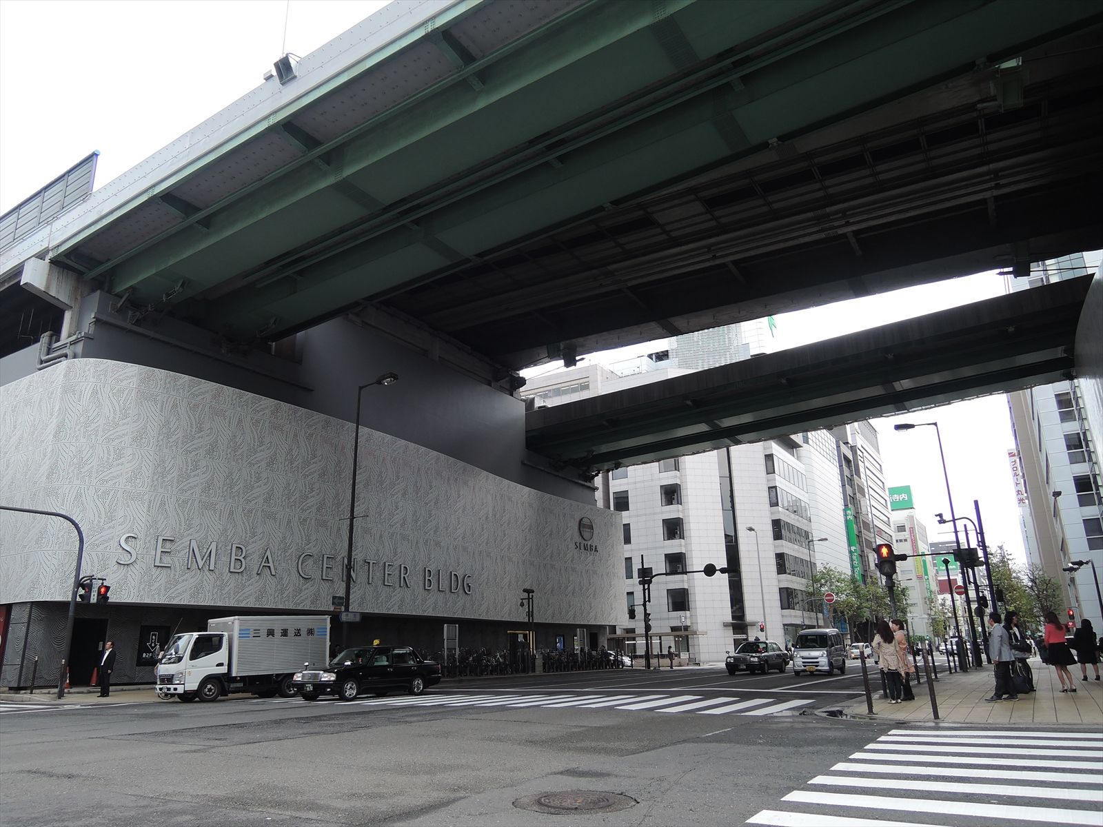 明治安田生命堺筋本町ビル前の交差点の様子