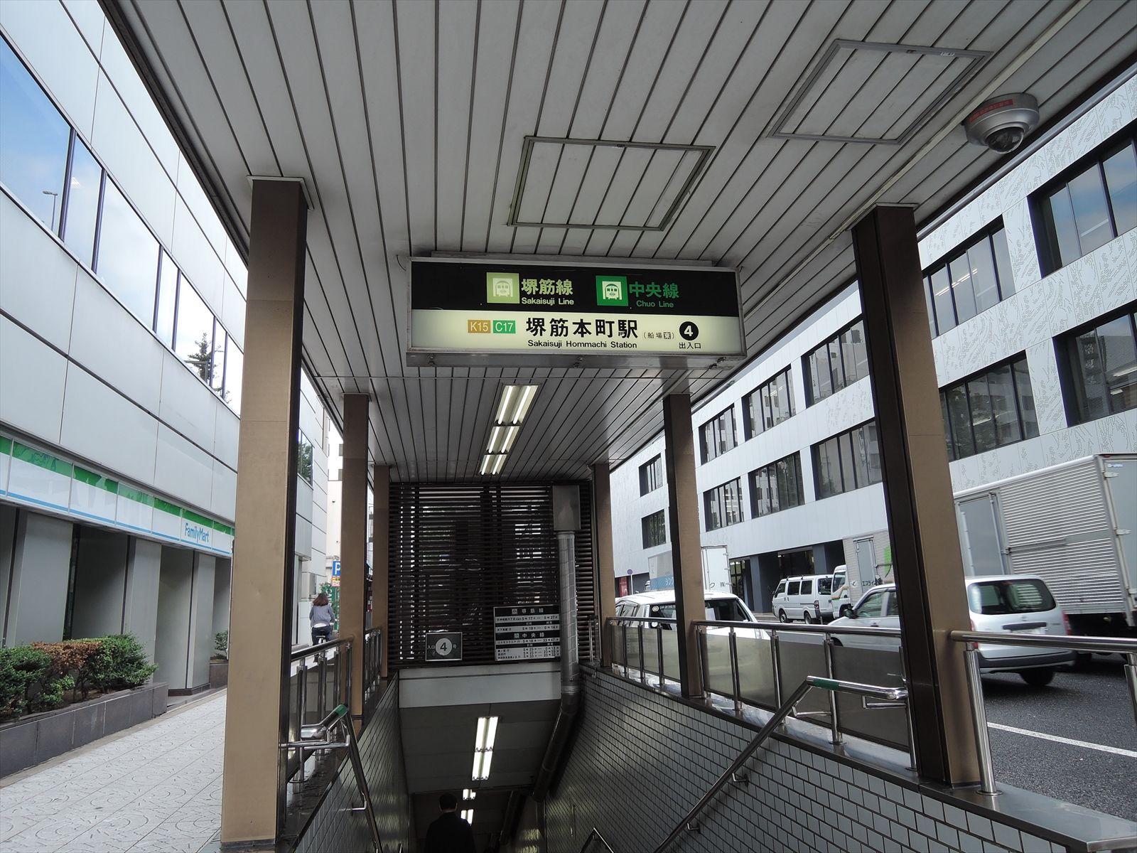堺筋本町駅入口雰囲気